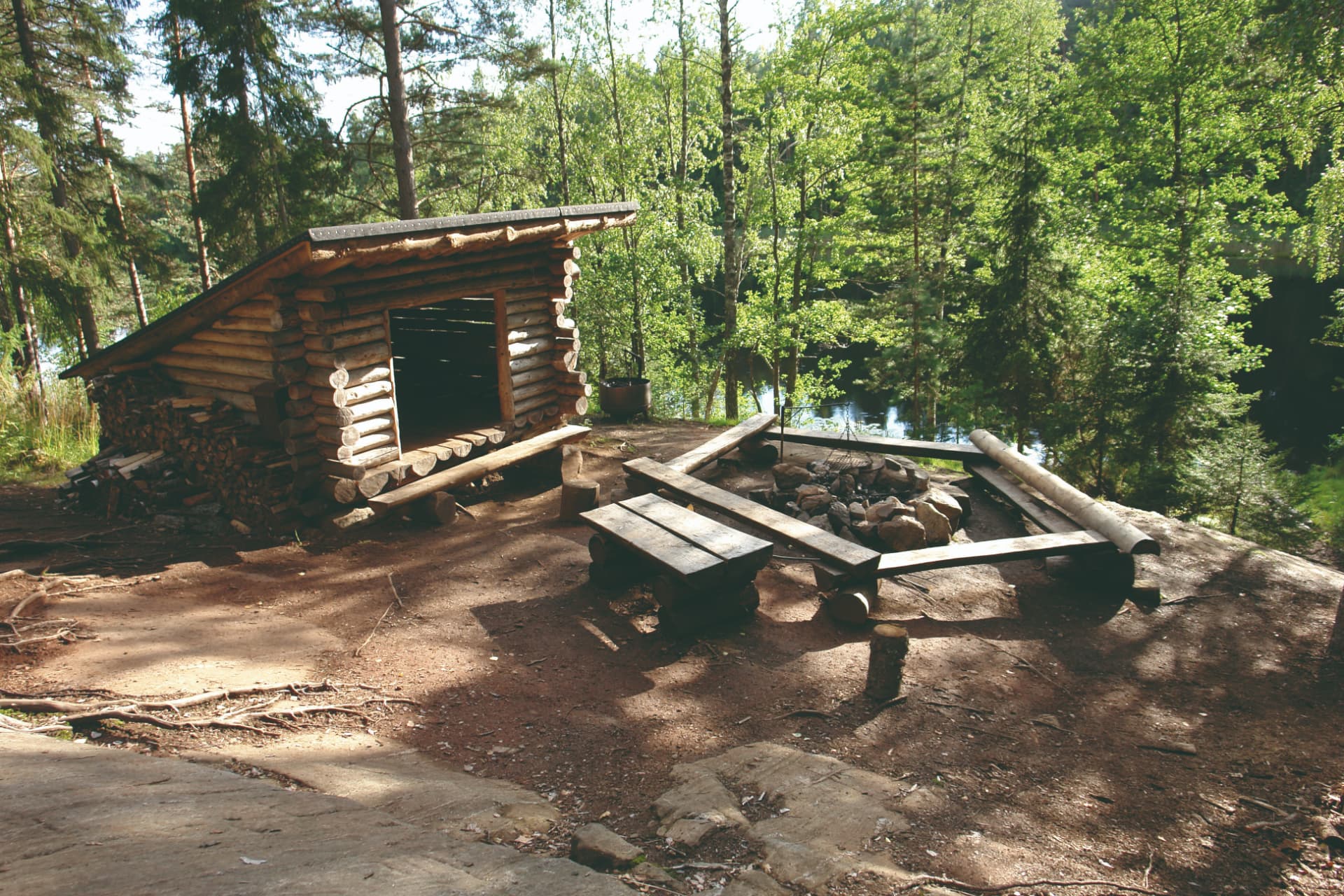Hirsilaavu metsälammen rannalla