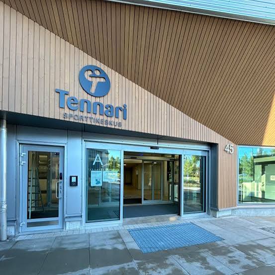Sporttikeskus Tennarin puujulkisivu ja pääsisäänkäynti liukuovineen