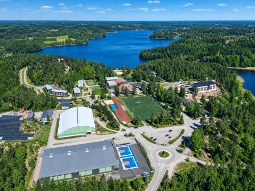 Kisakallion urheiluopisto järven rannalla